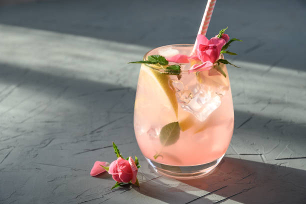 bebida de frescura o limonada con limón y rosas con sombra soleada. - ponche cóctel fotografías e imágenes de stock