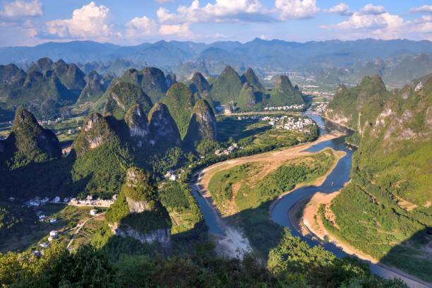 la primera bahía del río li-majestuoso bosque kárstico de pico de forma de terreno - xingping fotografías e imágenes de stock