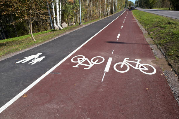 rota combinada de pedestres e bicicletas, lappeenranta finlândia - bicycle sign symbol bicycle lane - fotografias e filmes do acervo