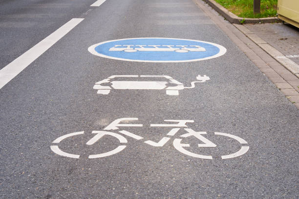 segnaletica orizzontale per auto elettriche, autobus e biciclette. - fahrad foto e immagini stock