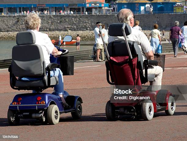 Mobilidade Scooters Em Seafront - Fotografias de stock e mais imagens de Scooter para pessoas com mobilidade reduzida - Scooter para pessoas com mobilidade reduzida, Adulto, Andar