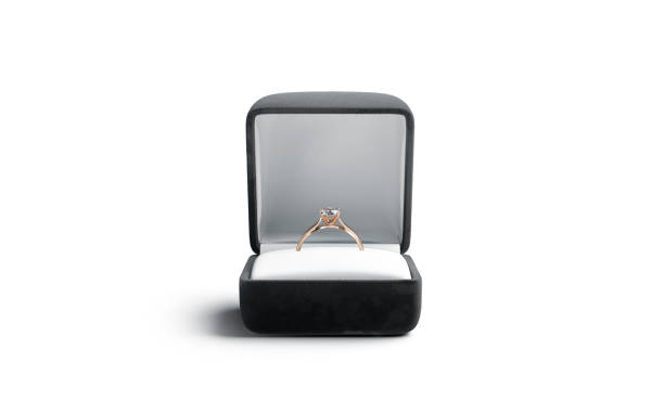 caja negra en blanco con maqueta de soporte de anillo de diamante dorado, aislada - open container lid jewelry fotografías e imágenes de stock