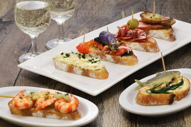 スペインのピンチョスの様々な(イタリアのチチェッティ) - appetizer ストックフォトと画像