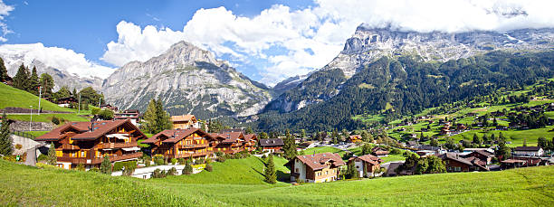 grindelwald villaggio panorama - summer bernese oberland mountain range mountain foto e immagini stock