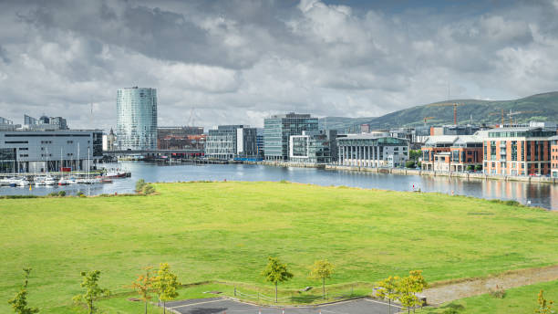 vista elevada de los muelles, el puerto y el puerto deportivo de la ciudad de belfast, irlanda del norte - belfast northern ireland northern ireland city irish culture fotografías e imágenes de stock