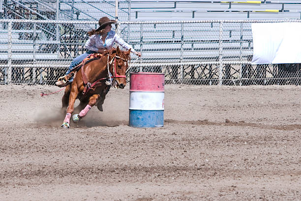 Foto Cowgirl carrera de caballos entre barriles Rodeo deportes - foto de stock