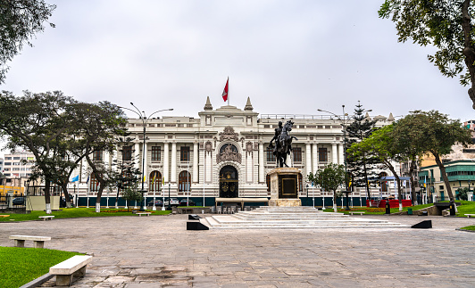 El Palacio Legislativo del Perú con una estatua de Simón Bolívar en Lima photo
