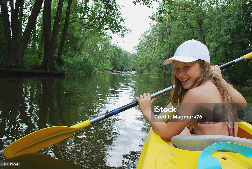 Adolescente sonriente en canoa - Foto de stock de Kayak - Barco de remos libre de derechos