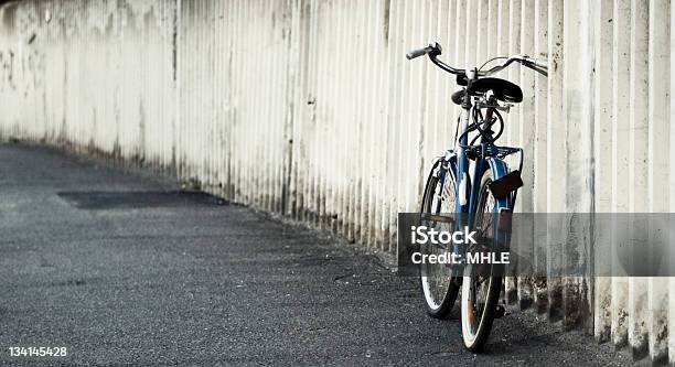 Bicicleta Foto de stock y más banco de imágenes de Acera - Acera, Aire libre, Amarillo - Color