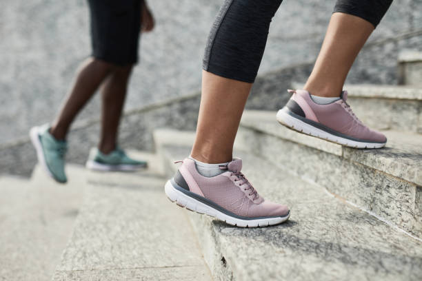 sportler, die auf treppen laufen - schuhe treppe stock-fotos und bilder