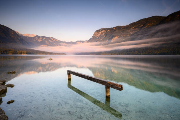 poranna mgła na jeziorze - lake bohinj zdjęcia i obrazy z banku zdjęć