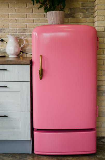 geladeira rosa estilo retrô na cozinha vintage à luz do dia - door old fashioned old closed - fotografias e filmes do acervo