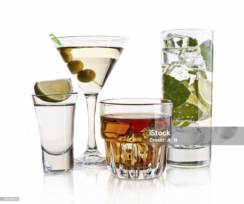 Divers cocktails et boissons alcoolisées sur un arrière-plan blanc - Photo de Alcool libre de droits