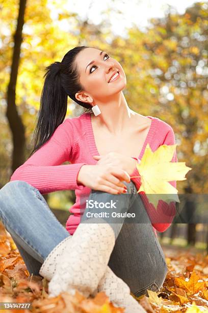젊고 예쁜 여자 휴식하다 있는 추절 공원 11월에 대한 스톡 사진 및 기타 이미지 - 11월, 가을, 갈색 머리