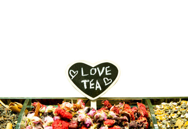 contador de com um sinal em forma de coração lendo love tea - heart shape isolated isolated on white tea leaves - fotografias e filmes do acervo