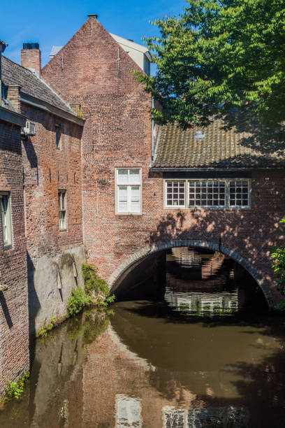 old houses and a canal in den bosch, netherlan - s hertogenbosch stockfoto's en -beelden