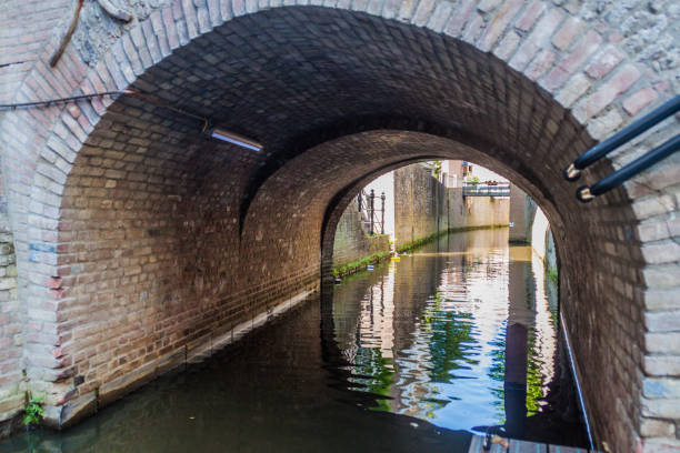 bridges over a canal in den bosch, netherlan - s hertogenbosch stockfoto's en -beelden