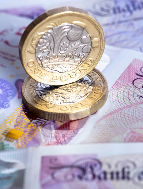 pila di monete da una sterlina - gold pound symbol british currency currency foto e immagini stock