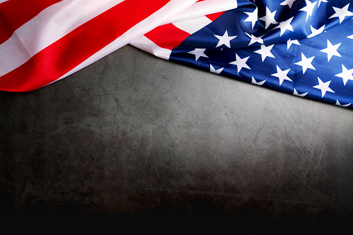 Bandera de EE.UU., Bandera de América sobre fondo negro con espacio de copia photo