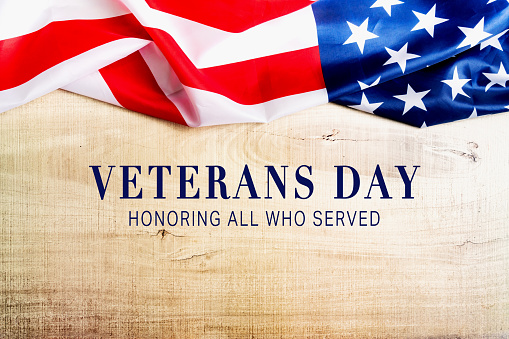Día de los Veteranos. Honrando a todos los que sirvieron. Bandera estadounidense sobre fondo de madera photo