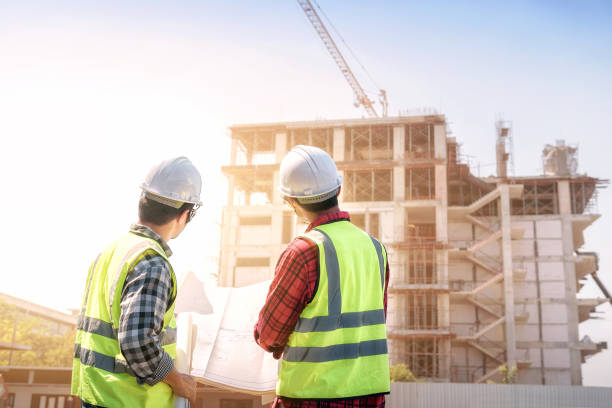 engineers discussion with consultants about detail of building at construction site. - 土木工程 個照片及圖片檔