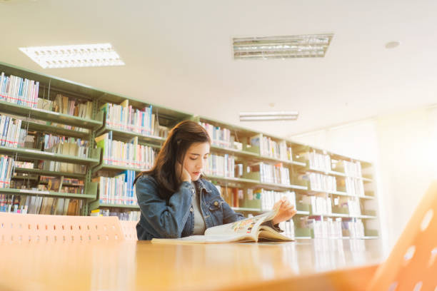 アジアの学生は図書館で読書や研究をしたり、試験のレッスンを勉強していました。 - concentration teacher business copy space ストックフォトと画像