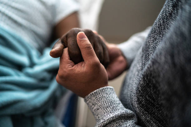 syn trzymający ojca za rękę w szpitalu - holding hands human hand holding multi ethnic group zdjęcia i obrazy z banku zdjęć