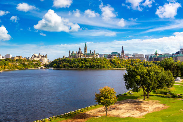 parlamento canadiense en ottawa - ottawa river fotografías e imágenes de stock