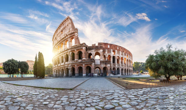 coliseu romano ao pôr do sol, vista de verão sem pessoas, itália - gladiator rome italy sunlight - fotografias e filmes do acervo