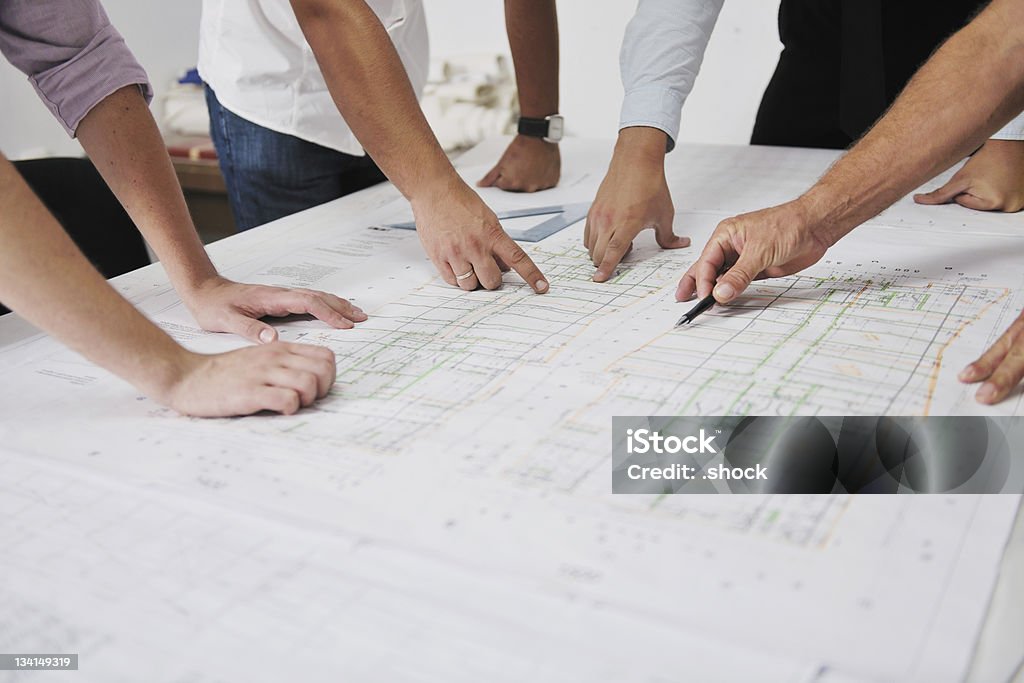 Team von Architekten mit Händen auf eine Technische Zeichnung - Lizenzfrei Architekturberuf Stock-Foto