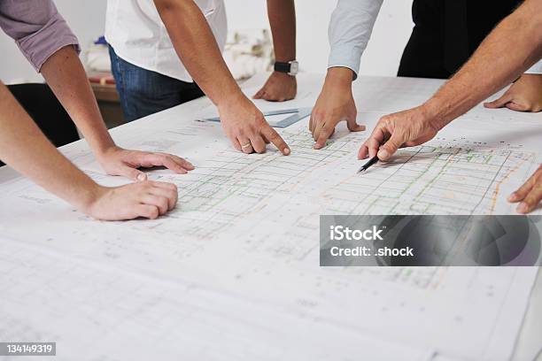 Team Von Architekten Mit Händen Auf Eine Technische Zeichnung Stockfoto und mehr Bilder von Architekturberuf