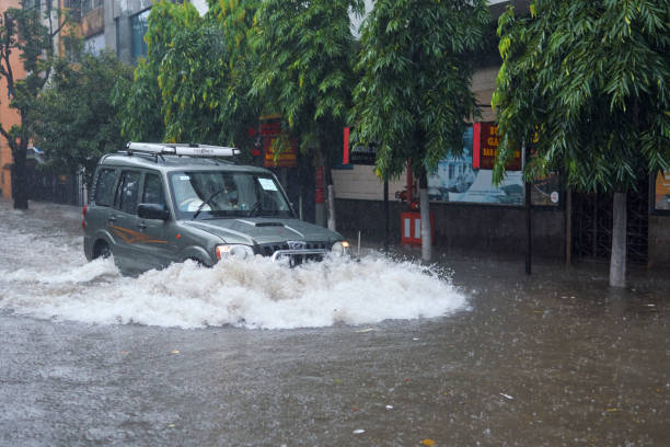 集中豪雨は、都市のいくつかの部分を洪水 - wading ストックフォトと画像