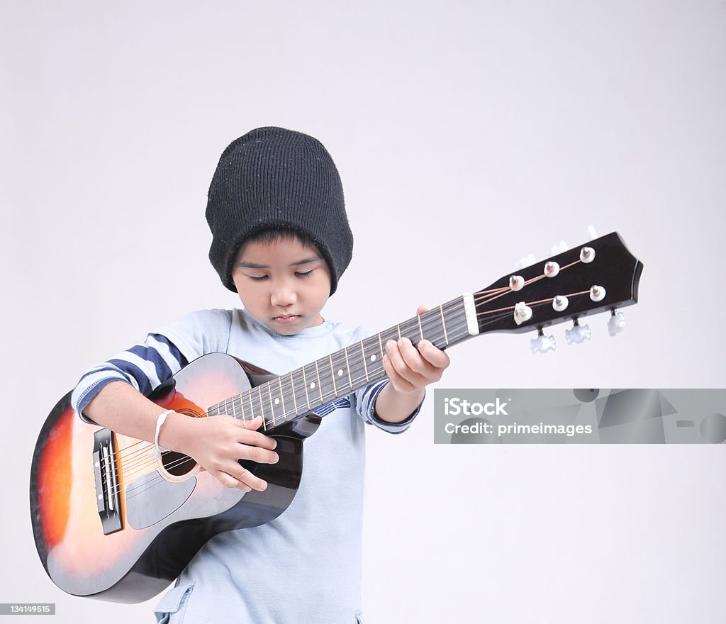 Petit garçon avec la guitare - Photo de Musicien rock libre de droits