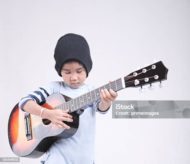 Rapaz Com Guitarra - Fotografias de stock e mais imagens de Músico de rock - Músico de rock, 12-15 Meses, Alegria