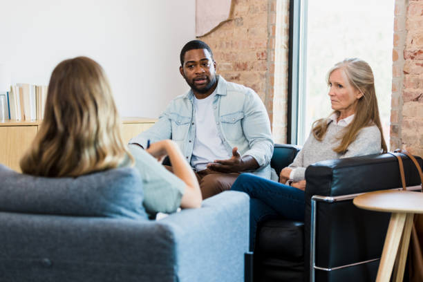 la esposa es infeliz ya que el esposo comparte la terapia - couple therapy alternative therapy relationship difficulties fotografías e imágenes de stock