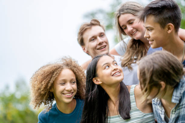 nastolatki spędzające czas na przerwie na zewnątrz - high school age zdjęcia i obrazy z banku zdjęć