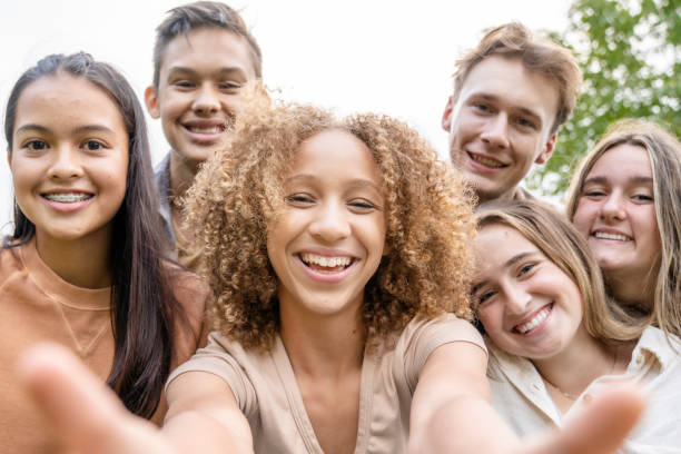 multiethnische gruppe von gymnasiasten, die ein selfie machen - jugendalter stock-fotos und bilder