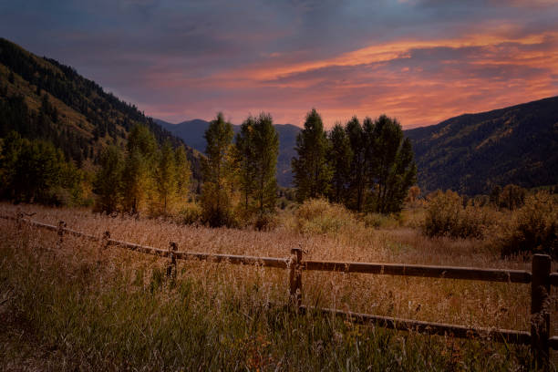 cielo serale sopra la campagna del colorado - fence hill mountain range mountain foto e immagini stock