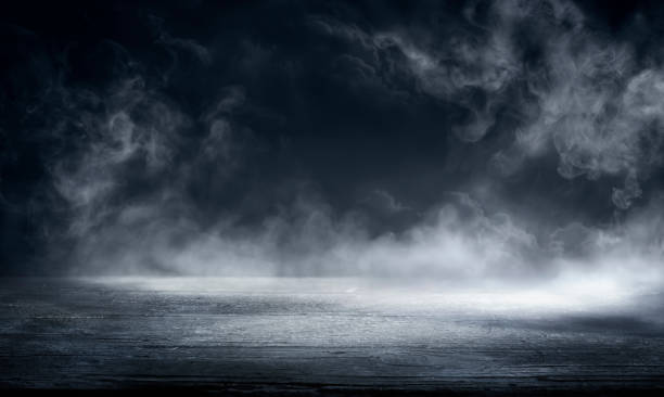 niebla en negro - humo y niebla sobre mesa de madera - telón de fondo de halloween - niebla fotografías e imágenes de stock