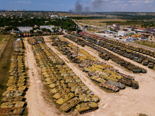 des voitures militaires russes rouillées cassées pour la ferraille - junkyard scrap metal isolated machine photos et images de collection