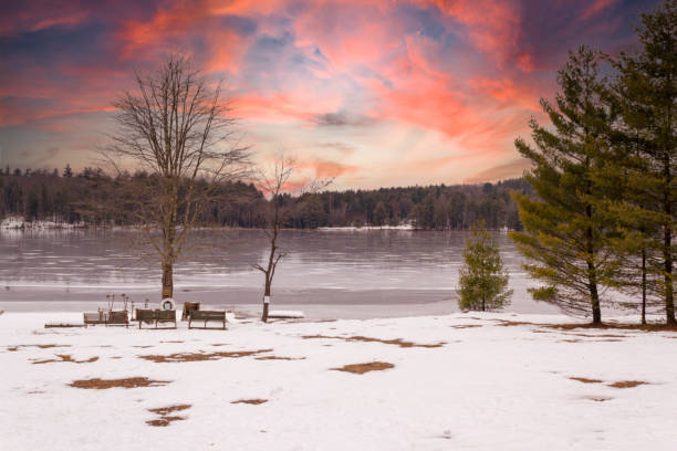 coucher de soleil sur le lac le lendemain de la neige. - vibrant color forest ice snow photos et images de collection