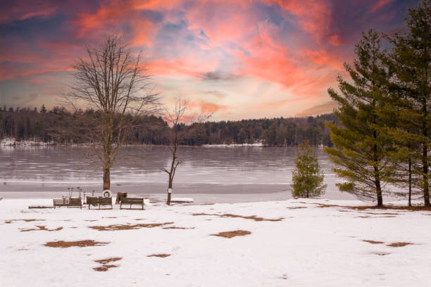 pôr do sol no lago no dia seguinte à neve. - vibrant color forest ice snow - fotografias e filmes do acervo
