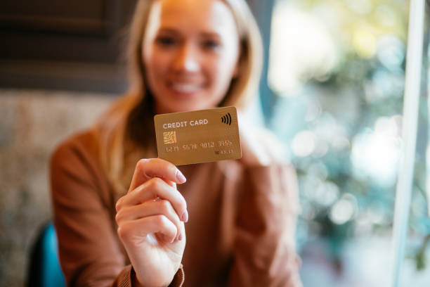 mujer con tarjeta de crédito - smiling business card horizontal women fotografías e imágenes de stock