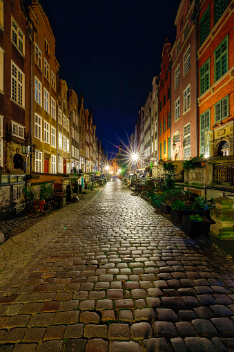 Calle Mariacka en el casco antiguo de Gdansk por la noche photo