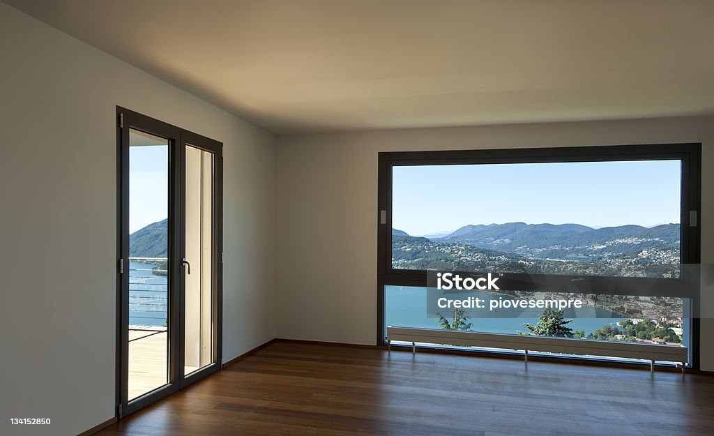 Большая гостиная с панорамным видом - Стоковые фото Домашнее помещение роялти-фри