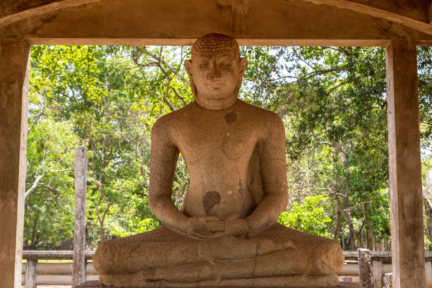 アヌラーダプラの仏サマディ像 - north central sri lanka ストックフォトと画像