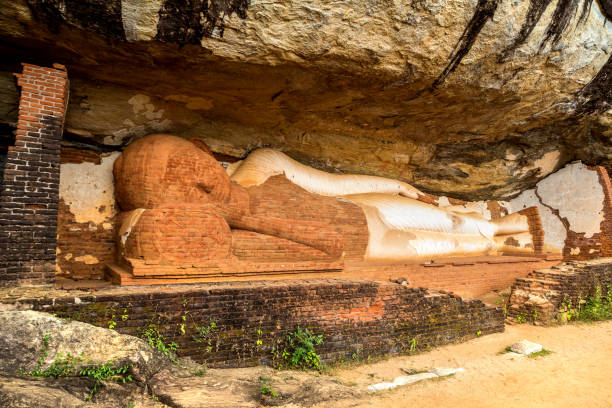 statua di buddha sulla roccia di pidurangala - buddhism sigiriya old famous place foto e immagini stock