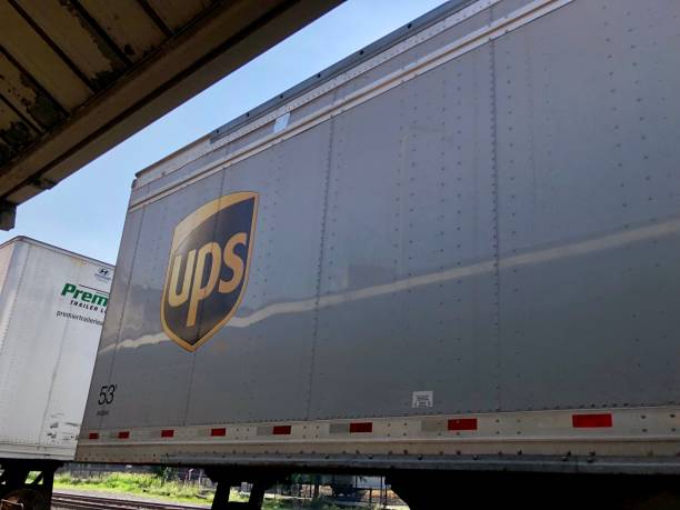 wagon ups dans le train - united parcel service truck shipping delivering photos et images de collection