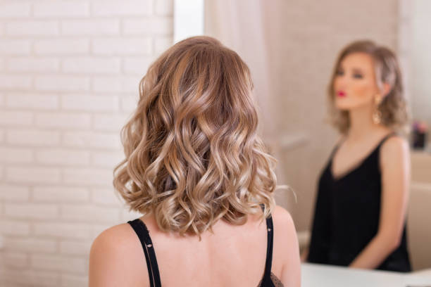 weiblicher rücken mit naturblonden haaren - fashion shiny blond hair hairstyle stock-fotos und bilder