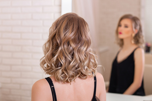 Espalda femenina con cabello rubio natural photo